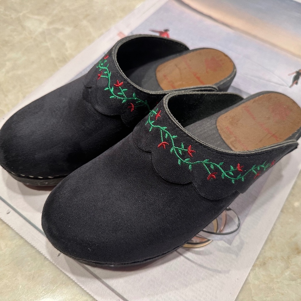 Hanna Andersson Clogs, black suede with floral detail, Size 40